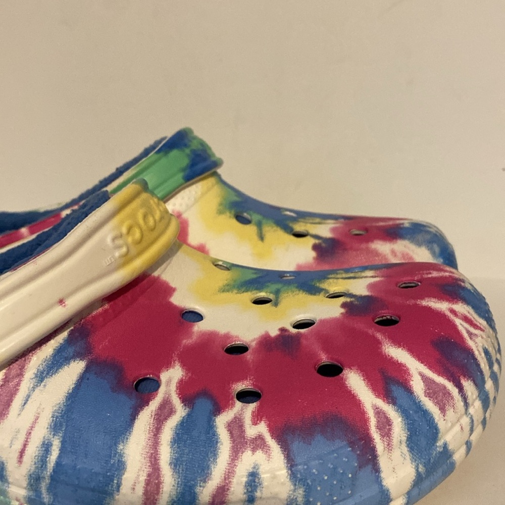 Crocs ClassicVacay Vibes Tie Dyed Lined Clogs - Picture 7 of 9